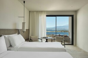 Executive Guest room, 2 Twin, Sea view, Balcony | ミニバー、セーフティボックス (室内)、デスク、遮光カーテン