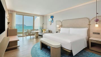Oceanview, 1 King Bed with Balcony | 迷你吧、房內夾萬、書桌、隔音