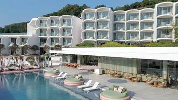 2 outdoor pools, free pool cabanas, pool loungers