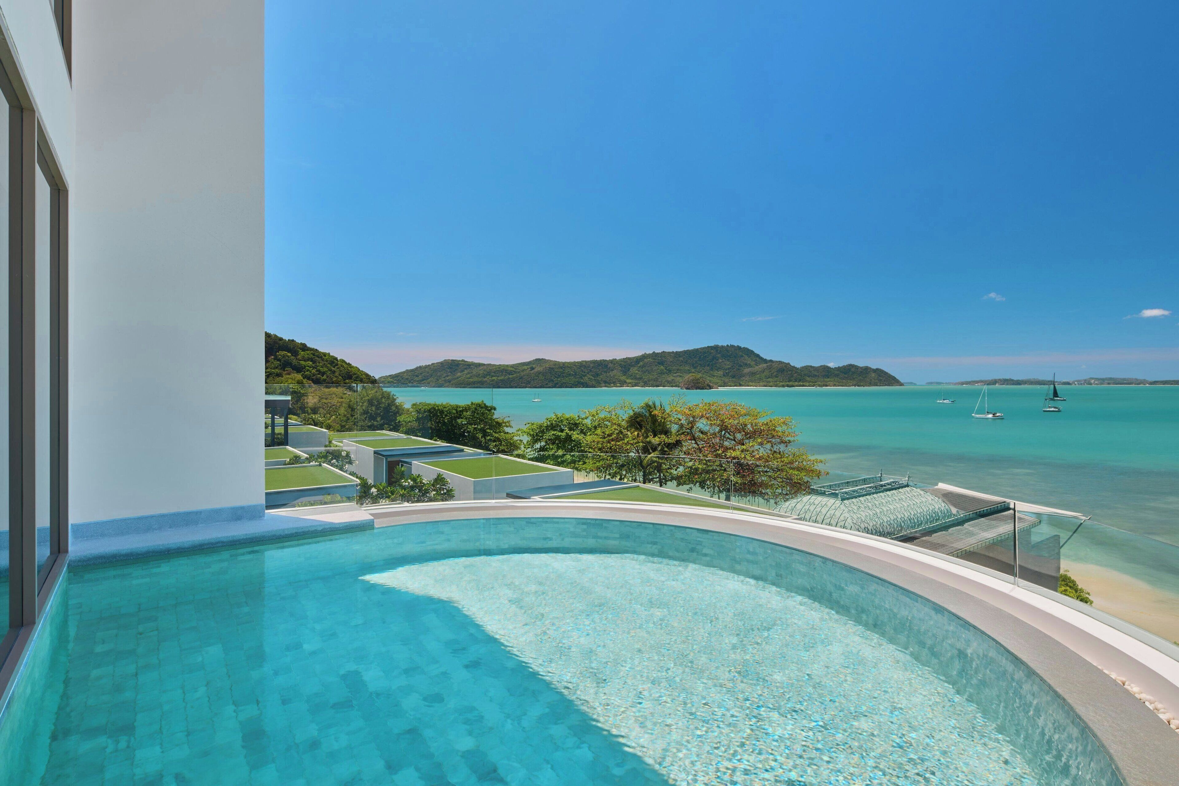 Minibar, caja de seguridad en la habitación y escritorio 