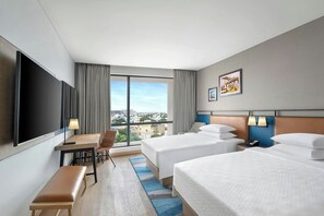 Habitación Deluxe con 2 camas individuales, 1 cama doble, vistas a la ciudad | Ropa de cama de alta calidad y edredones de plumas