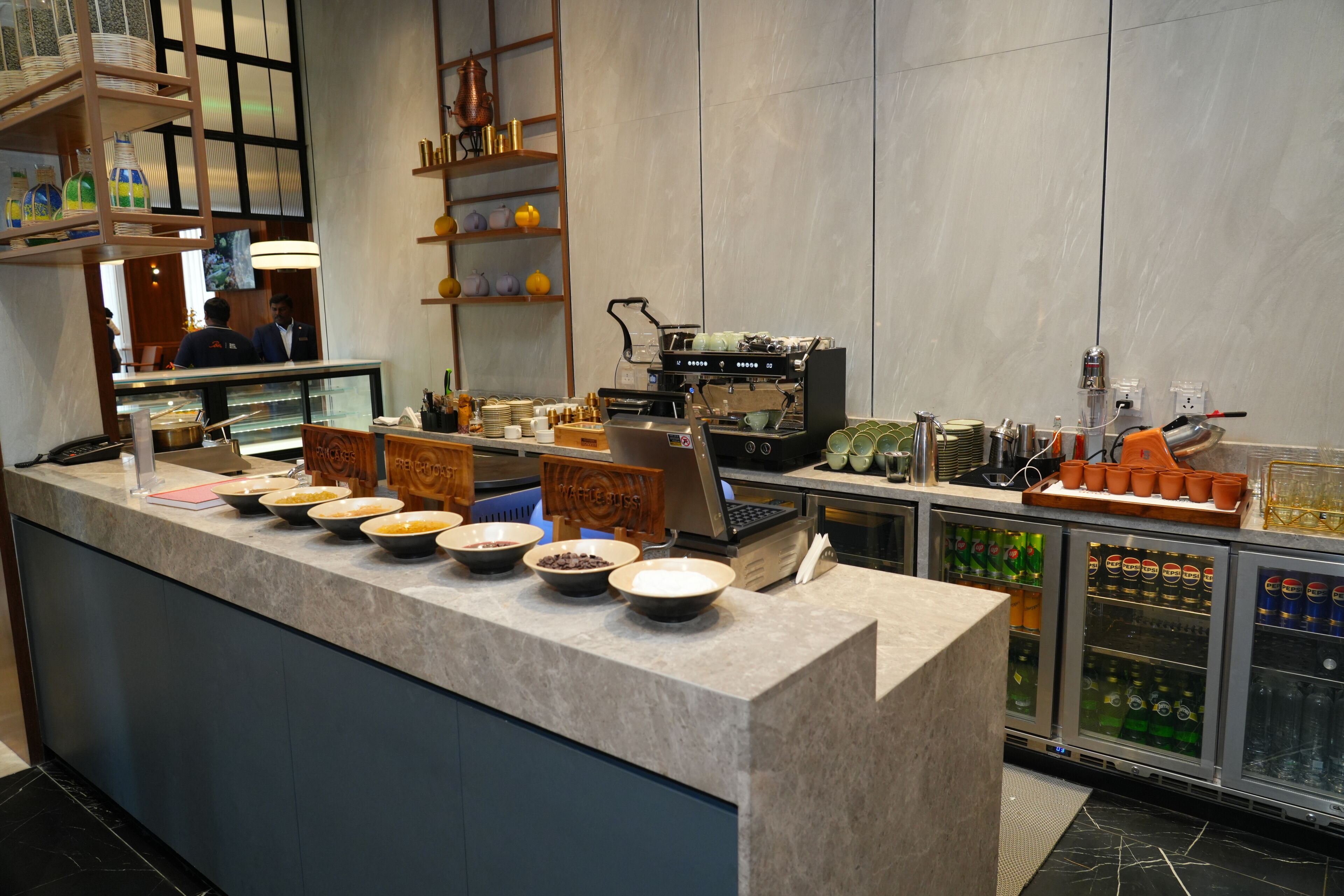Ein Buffet mit verschiedenen Speisen und einer Kaffeestation.