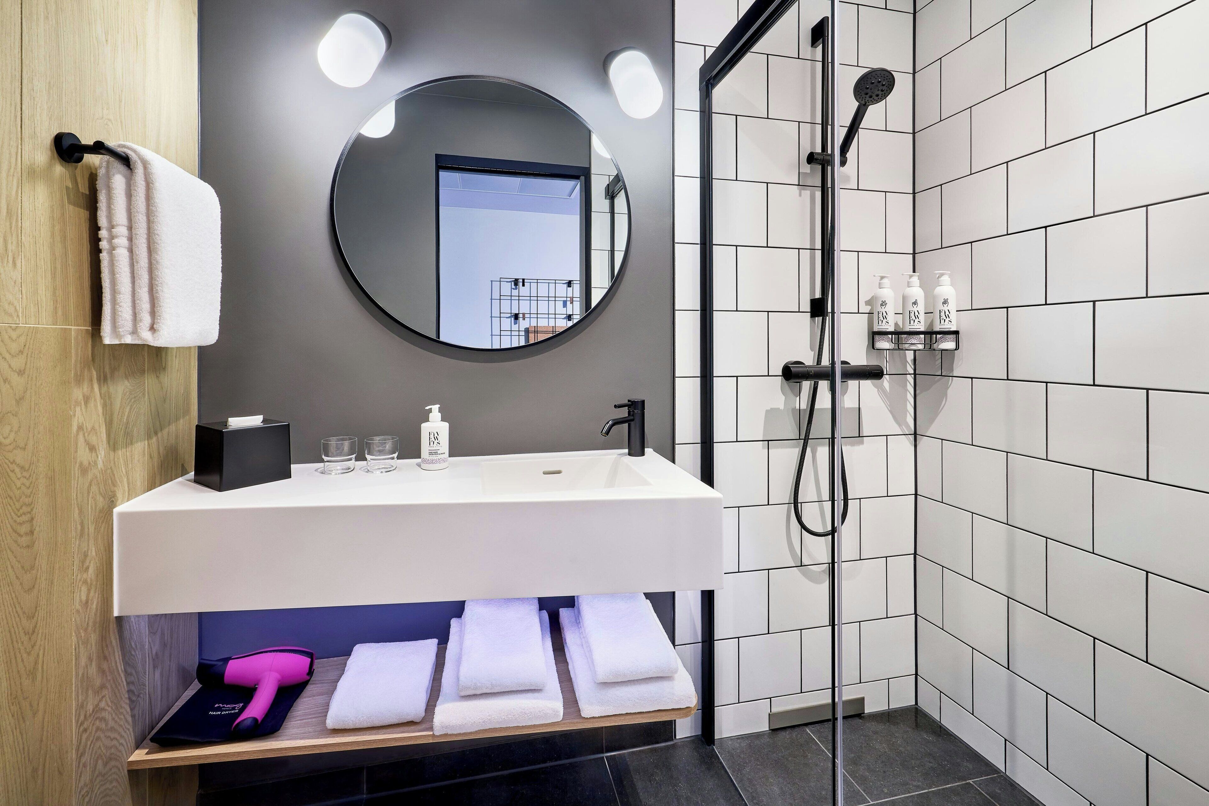 Badewanne, Haartrockner, Handtücher, Seife