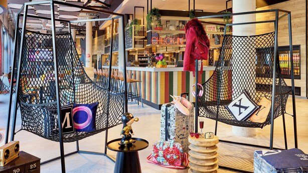 Un intérieur moderne comprenant un bar, des espaces de détente et un escalier.