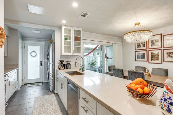 Fridge, microwave, stovetop, dishwasher - 1 Mi to Dtwn Napa: Townhome w/ Pool Access (Napa)