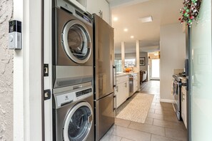 Interior - 1 Mi to Dtwn Napa: Townhome w/ Pool Access (Napa)