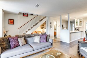 TV - 1 Mi to Dtwn Napa: Townhome w/ Pool Access (Napa)