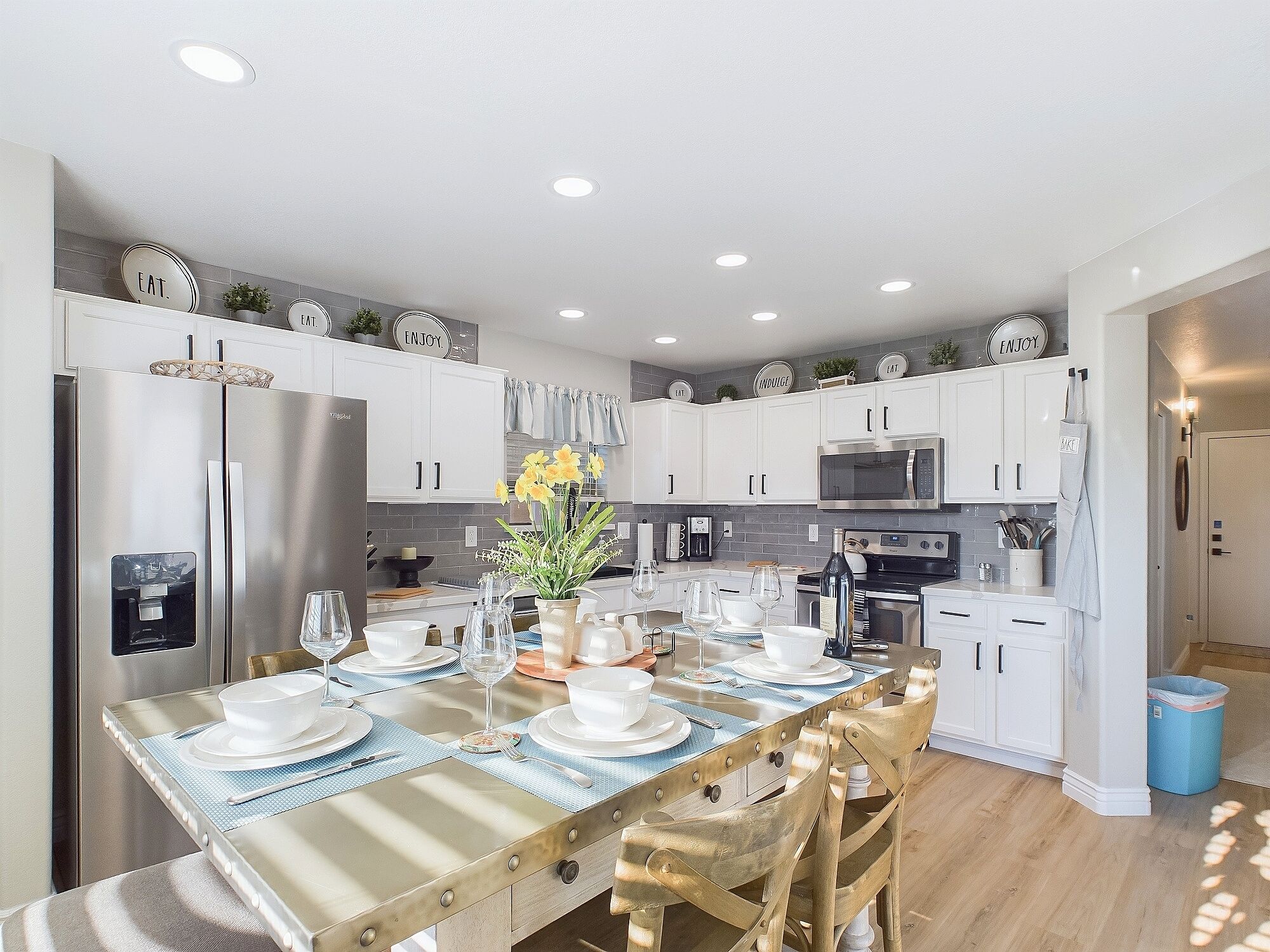 Kjøleskap, mikrobølgeovn, ovn og kokeplater