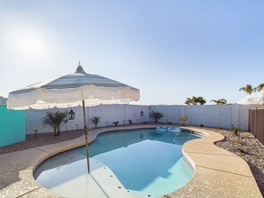 Una piscina al aire libre, una piscina climatizada