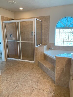 Jetted bath, hair dryer, towels, soap - The "Elegant Suite" in the Heart of Cape Coral FL (Cape Coral)