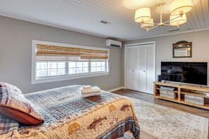 2 bedrooms, iron/ironing board, WiFi, bed sheets - Private Dock + Fire Pit: Gantt Lake Getaway! (Andalusia)
