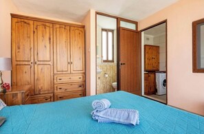 1 habitación, tabla de planchar con plancha, cuna de viaje y wifi 