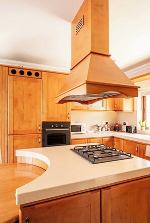 Fridge, microwave, oven, coffee/tea maker