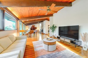 Televisión, chimenea, futbolito y tenis de mesa 