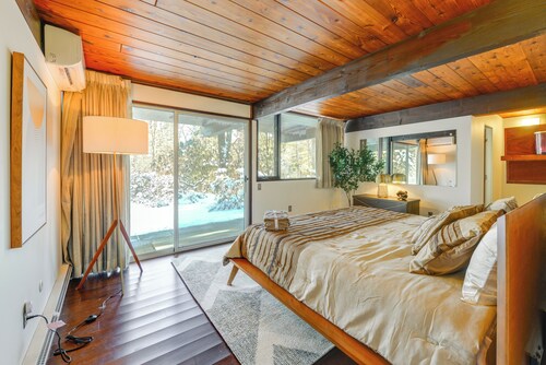 Gorgeous MCM Deck House Near Gillette Stadium!