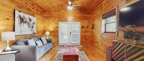 Fernseher, Kamin, Bücher, Stereoanlage