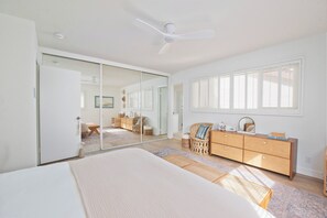 3 soveværelser, pengeskab på værelset, skrivebord, strygejern/strygebræt