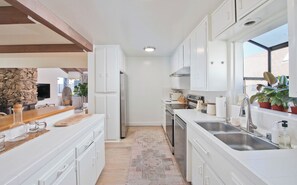 Køleskab, mikrobølgeovn, ovn, kogeplade