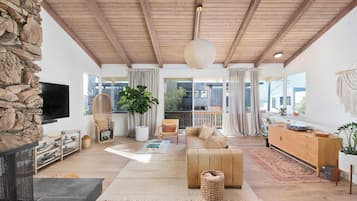 Smart-TV, Kamin, Bücher, Musikbibliothek