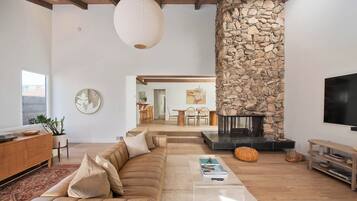 Smart TV, caminetto, libri, biblioteca musicale