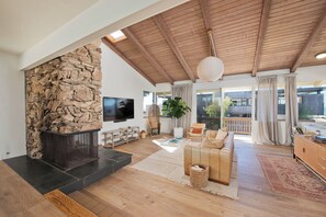 Smart TV, fireplace, books, music library - Stylish, 3 Bedroom Beach House w/ Ocean Views (Manhattan Beach)