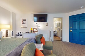 Iron/ironing board, internet, bed sheets - Charming hotel suite just steps away from Downtown Port Townsend (Port Townsend)