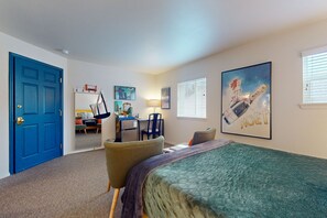 Iron/ironing board, Internet, bed sheets - Charming hotel suite just steps away from Downtown Port Townsend (Port Townsend)