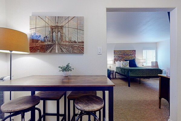 1 makuuhuone, silitysrauta/-lauta, internet, vuodevaatteet