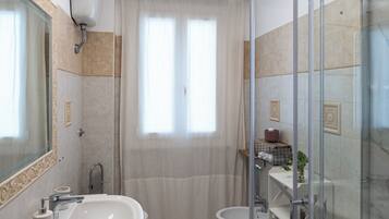 Asciugacapelli, bidet, asciugamani, sapone
