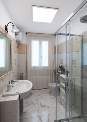 Hair dryer, bidet, towels, soap - Elegant tourist accommodation facing metro C (Roma)