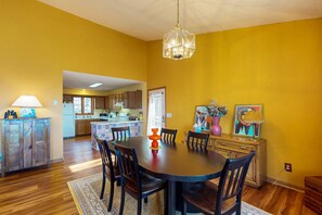 Dining - Charming 3BR Dog-Friendly Home with Full Kitchen and WIFI (Beech Mountain)