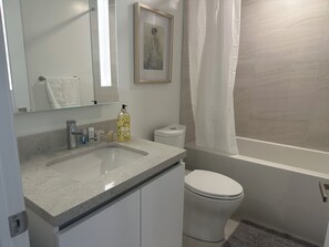 Sèche-cheveux, serviettes fournies, savon, papier toilette