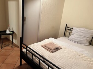 Een bureau, verduisterende gordijnen, gratis wifi