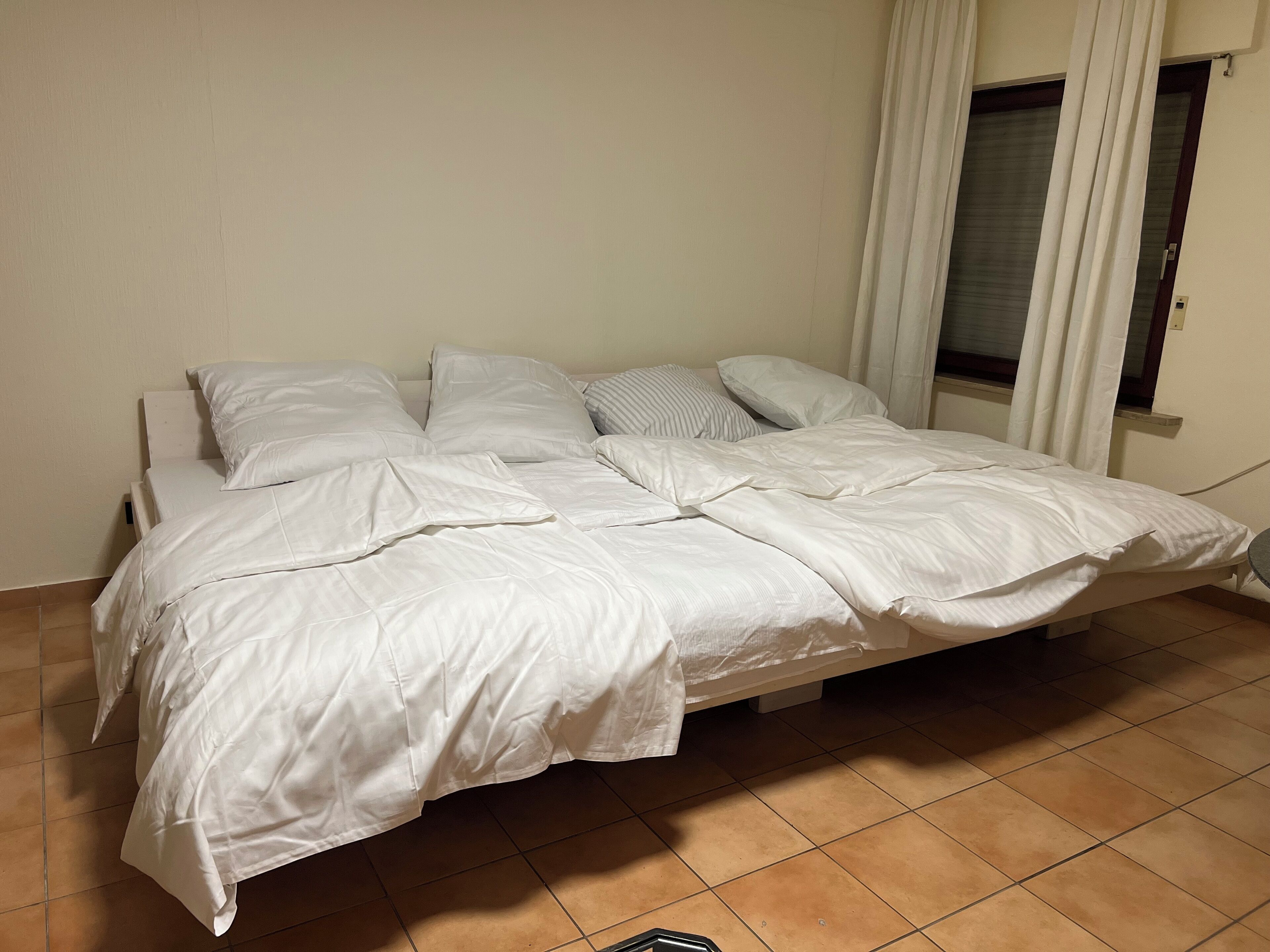 Deluxe-Vierbettzimmer | Schreibtisch, Verdunkelungsvorhänge, kostenloses WLAN