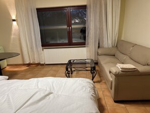 Neljän hengen deluxe-huone | Työpöytä, pimennysverhot, ilmainen Wi-Fi