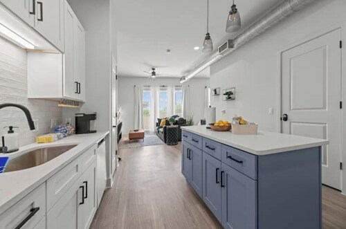 Lux 2Bed Studio  Prime Location  Pool  Gym