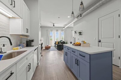 Lux 2Bed Studio  Prime Location  Pool  Gym