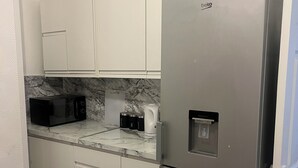 Quarto casal conforto, vista para a cidade | Cozinha privada