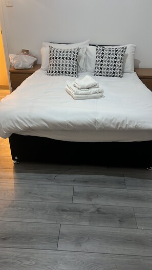 Comfort Double Room, City View | Free WiFi - Alton House (Oldham)