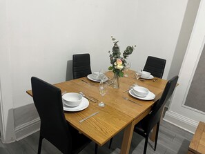 Comfort tweepersoonskamer, uitzicht op de stad | Dineren op de kamer