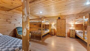 5 bedrooms, desk, WiFi, bed sheets