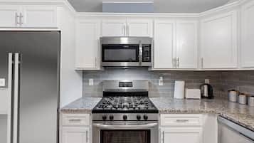 Een koelkast, een magnetron, een oven, een kookplaat