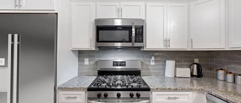 Refrigerador, microondas, horno y parrilla de estufa