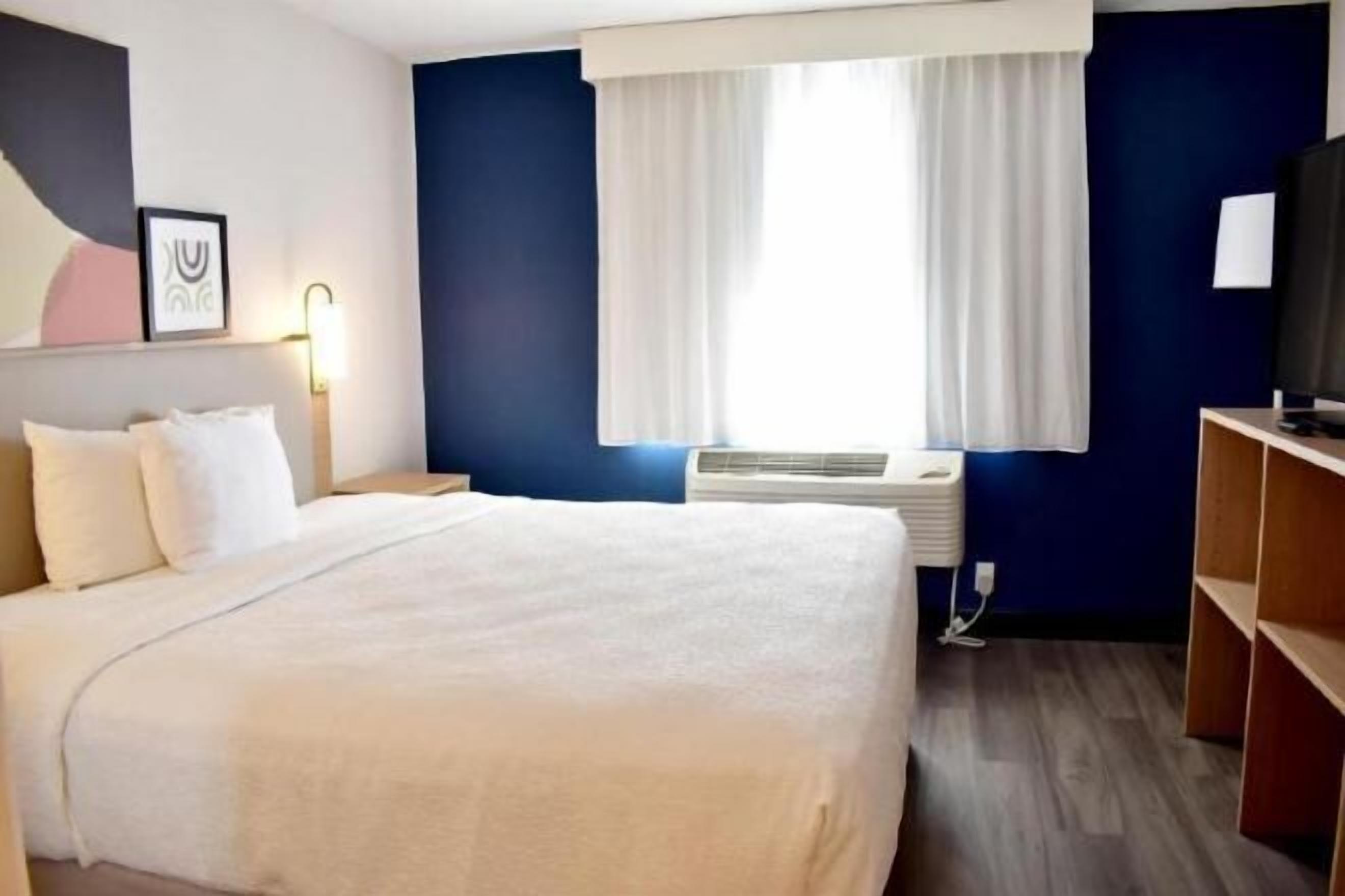 Desk, laptop workspace, free WiFi, bed sheets