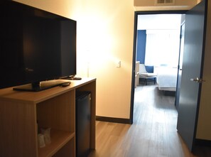 Desk, laptop workspace, free WiFi, bed sheets - Spark By Hilton Albuquerque North I-25 (Albuquerque)