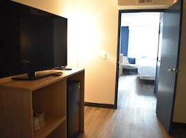 Escritorio, espacio para trabajar con laptop y wifi gratis