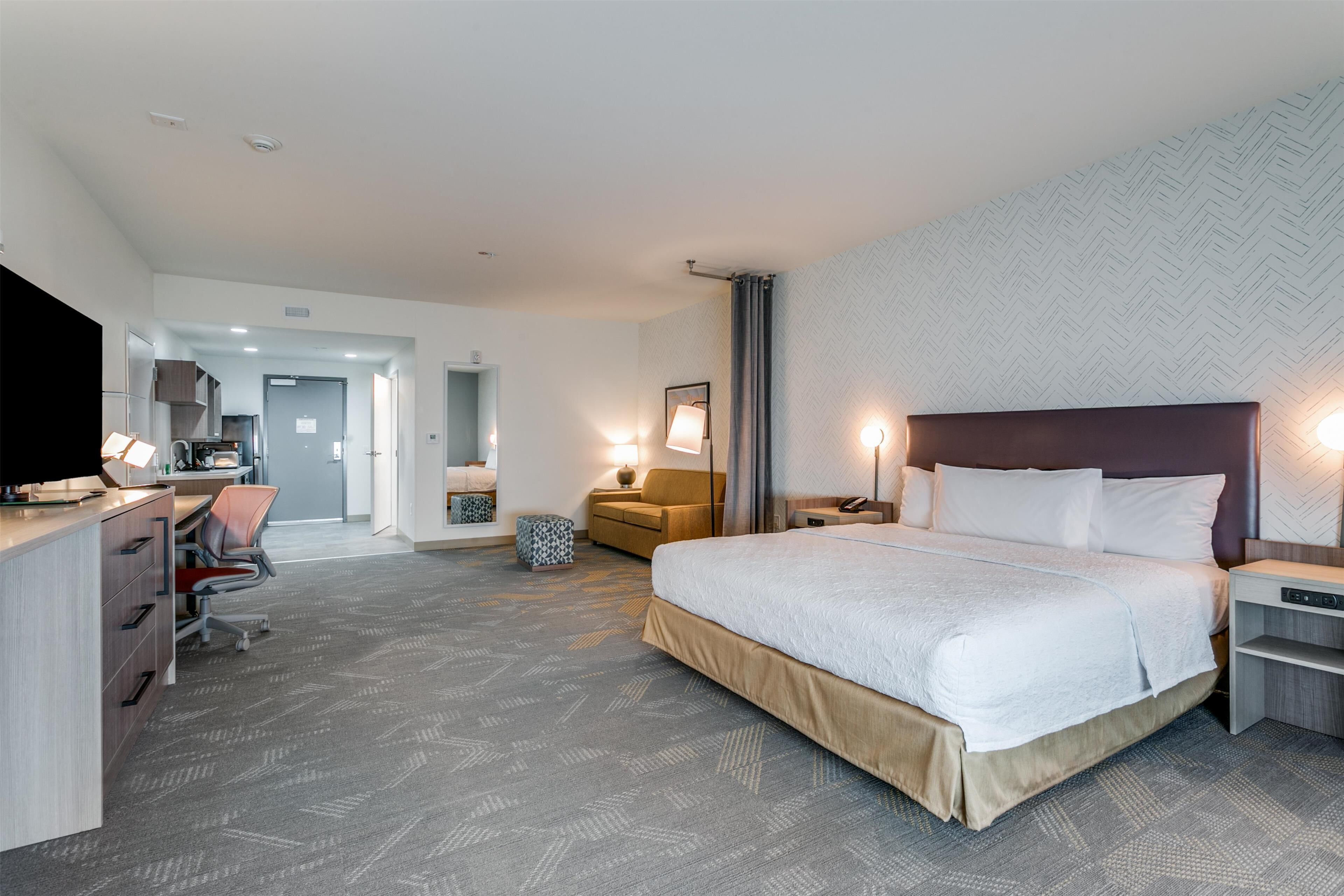 Studio Suite, 1 giường cỡ king, phù hợp cho người khuyết tật, bồn tắm | Màn/rèm cản sáng, bàn ủi/dụng cụ ủi quần áo 