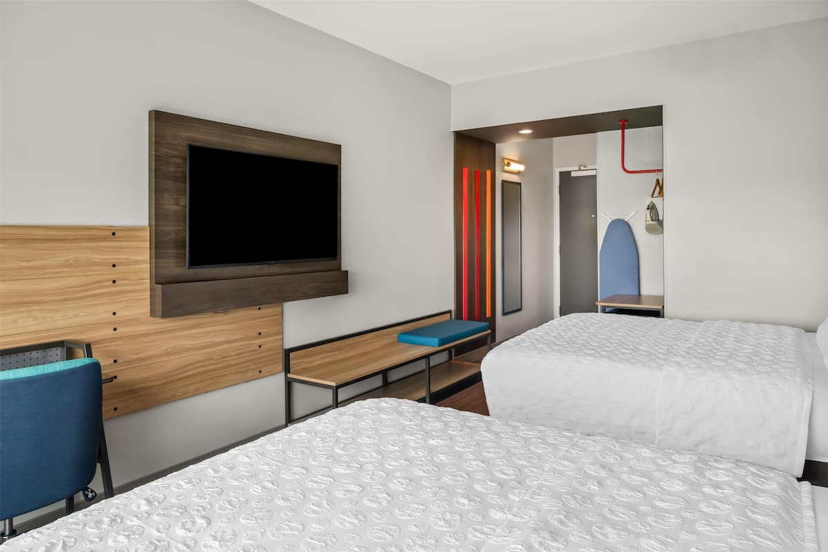 Quarto, 2 camas Queen | Roupas de cama premium, escrivaninha, espaço de trabalho para notebook