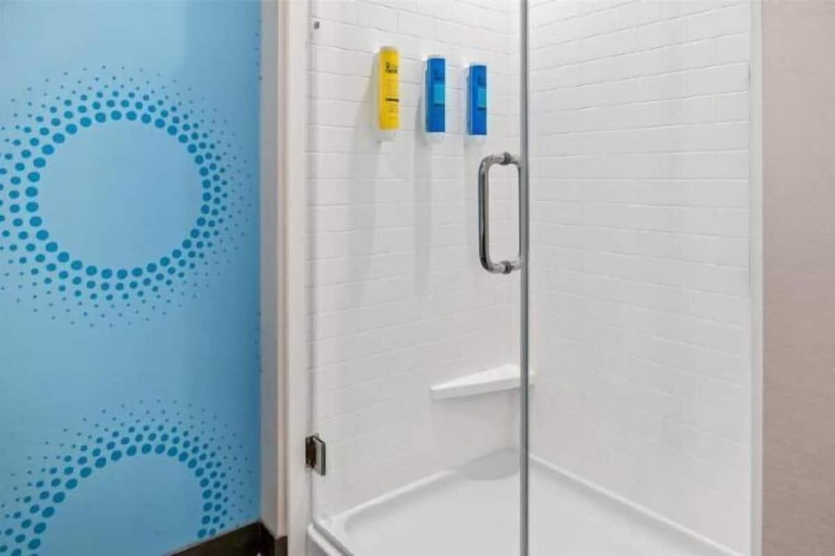 Kylpyhuone | Ilmaiset hygieniatuotteet, hiustenkuivaaja, pyyhkeet, saippua