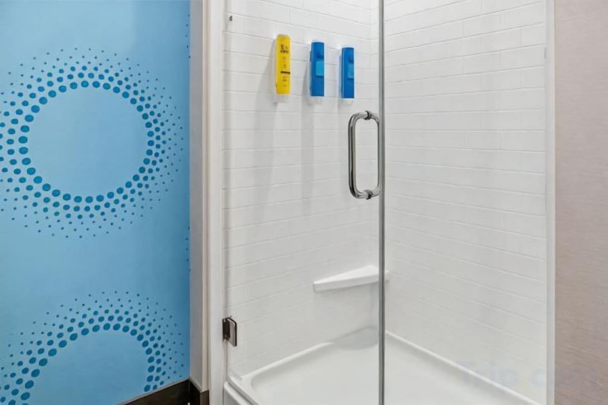 Guest Room With 2 Queen Beds And Walk In Shower